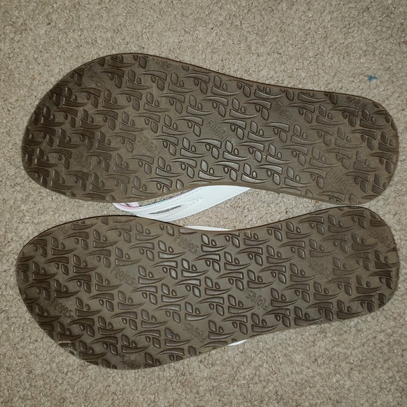 Flojos white split strap flip flops. Sz 8. Comfort foam & arch support. Lightwt - Picture 6 of 7